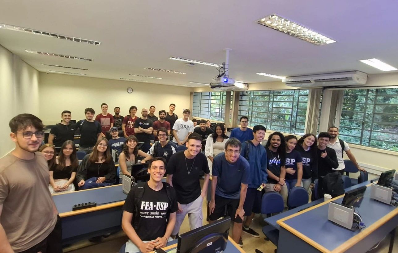 Bruno Rodrigues com os alunos da FEA-USP de Ribeirão Preto após uma conversa sobre inteligência artificial